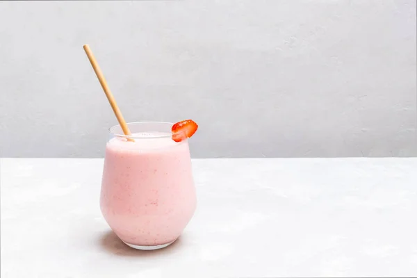 Copa de bebida india Strawberry Lassi sobre fondo de hormigón neutro — Foto de Stock