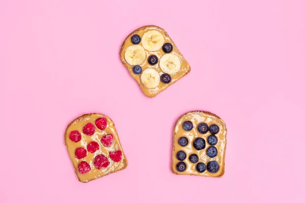 Direkt Über Der Ansicht Von Erdnussbutter Toasts Mit Beeren Und — Stockfoto