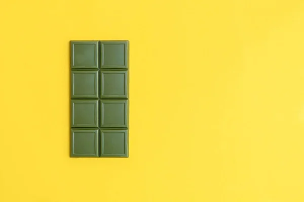Sarı Arka Planda Sağlıklı Bir Kibrit Yeşil Çay Çikolatası Üst — Stok fotoğraf