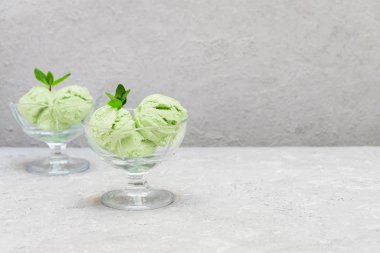 Düşük karbonhidratlı ev yapımı avokado dondurması. Nane yapraklı.