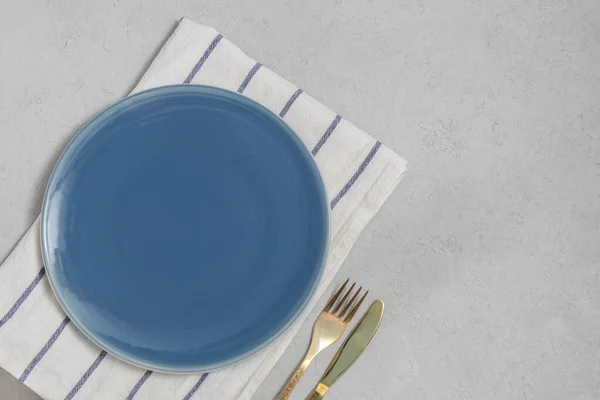 Vue directement au-dessus de la plaque bleue vide avec fourchette et couteau — Photo