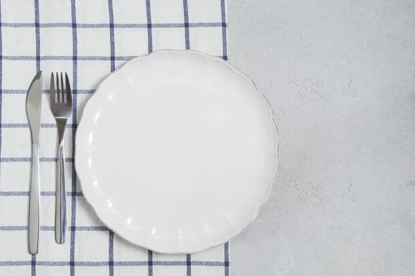접시와 식기에 냅킨이 접시를 테이블 배경에 놓는다 이미지 — 스톡 사진