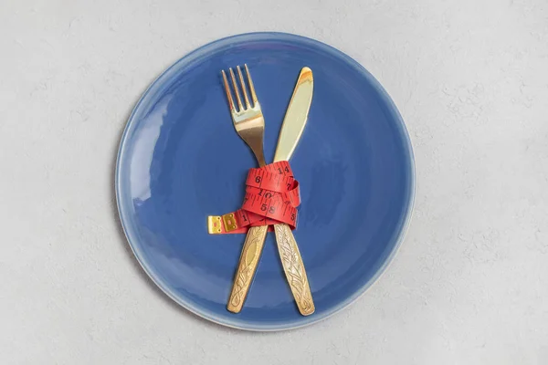 Dieet Gewichtsverlies Concept Blauwe Plaat Met Gouden Vork Mes Met — Stockfoto