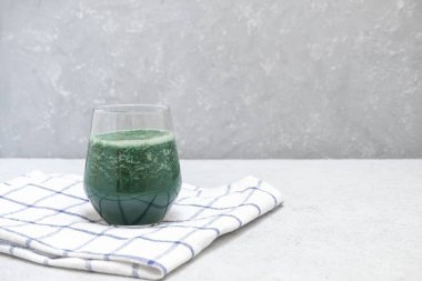 Nötr arkaplanda spirulina ve metin için alanı olan sağlıklı smoothie