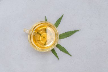 Yeşil marihuana yaprağıyla kenevir çayının en üst görüntüsü