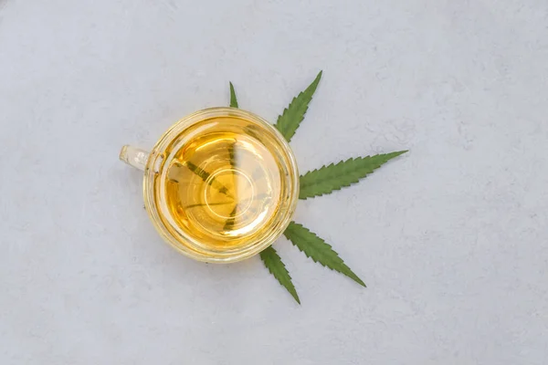 Yeşil marihuana yaprağıyla kenevir çayının en üst görüntüsü