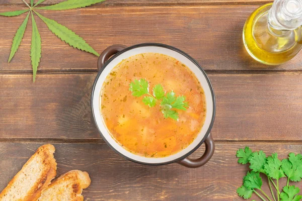 Sopa Infundida Cannabis Vegetal Tazón Sobre Una Mesa Madera Vista —  Fotos de Stock