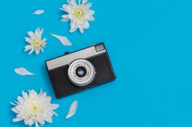 Blogcu ya da fotoğrafçı konsepti. Çiçekli eski bir fotoğraf makinesi.