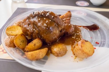 Yunanistan, Atina 'da bir kafede kızarmış kuzu budu ve patates.