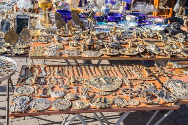 Bronz ve metal eşyalar Atina 'da bir sokak pazarında satılıyor.