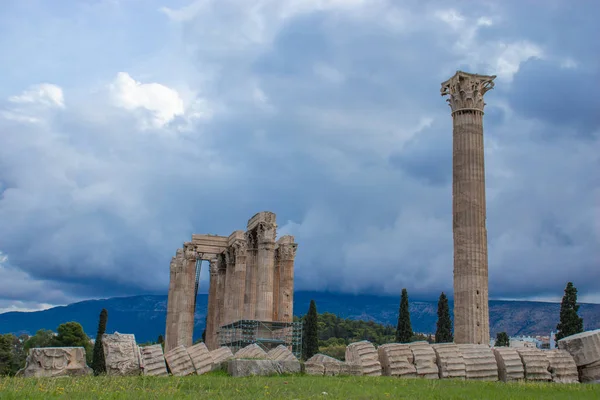 奥林匹亚宙斯神庙（英语：Temple of Olympian Zeus）也被称为奥林匹亚宙斯的柱廊（Olympieion），是一座位于希腊首都雅典市中心的巨大神庙，专门供奉奥林匹亚宙斯 — 图库照片