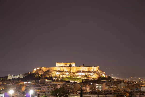 Vista noturna do acropolis que constrói em uma colina com luzes e paisagem bonita em Atenas Greece — Fotografia de Stock