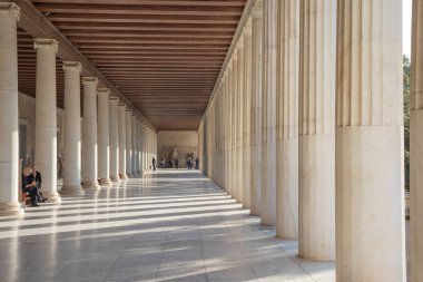 Yunanistan, Atina - 30 Kasım 2019: Atina 'da Attalos Stoa