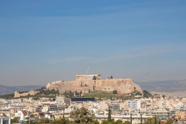 Atina 'da güneşli bir günde Akropolis' in çatı manzarası