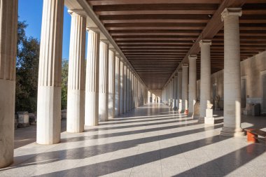 Yunanistan, Atina - 30 Kasım 2019: Güneşli bir günde Athen Yunanistan 'da Attalos Stoa