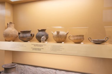 Müzedeki siyah yanmış kavanoz, kase, terracotta Whorl ve diğer antik Yunan kültürü parçaları.