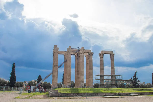 奥林匹亚宙斯神庙（英语：Temple of Olympian Zeus）也被称为奥林匹亚宙斯的柱廊（Olympieion），是一座位于希腊首都雅典市中心的巨大神庙，专门供奉奥林匹亚宙斯 — 图库照片