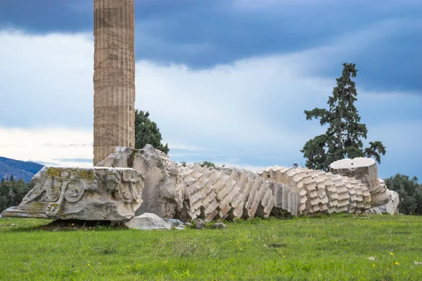 O temple de Zeus olympian sabido também como o Olympieion ou colunas do Zeus olympian, é um temple colossal anterior no centro da Atenas importanta grega dedicada a Zeus olympian — Fotografia de Stock