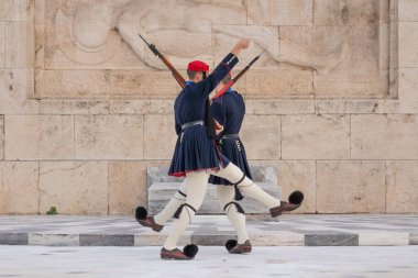 GREECE, ATHENS - 30 Kasım 2019: Evzones veya Evzonoi, Bilinmeyen Asker 'in Yunan Mezarı' nı koruyan bir tören birimi.