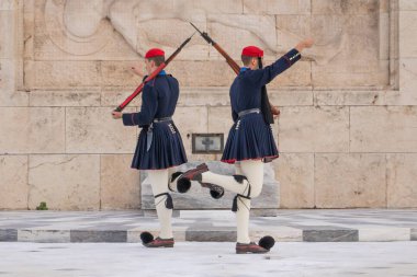 GREECE, ATHENS - 30 Kasım 2019: Evzones veya Evzonoi, Bilinmeyen Asker 'in Yunan Mezarı' nı koruyan bir tören birimi.