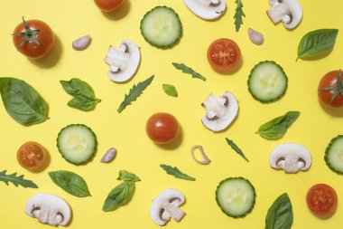 Sarı üzerine sebze salatası deseni. Vejetaryen yemekleri için gerekli malzemeler.