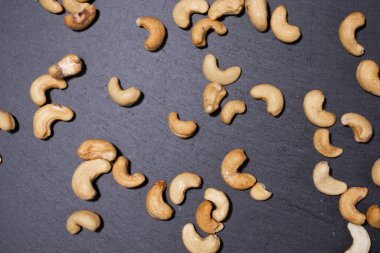 Siyah arka planda tuzlu kaju fıstığı. Sağlıklı çerez