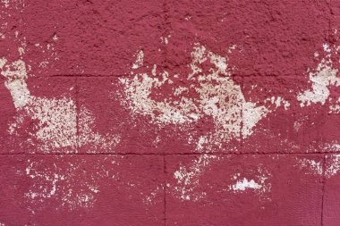 Kırmızı grunge, beyaz bir duvarın arkasında.