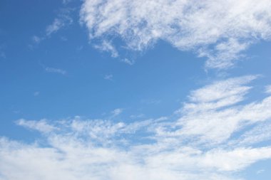 Beyaz kabarık bulutlar açık mavi gökyüzünde yaz günü