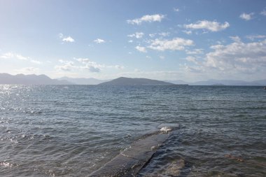 Deniz kenarında güneşli bir günde mavi bulutlu gökyüzü manzarası