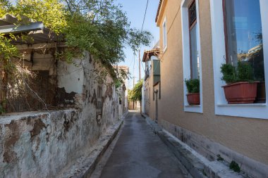 30 Kasım 2019: Atina, Yunanistan 'da Sokaklar. Şehir manzaralı evler ve dükkanlar