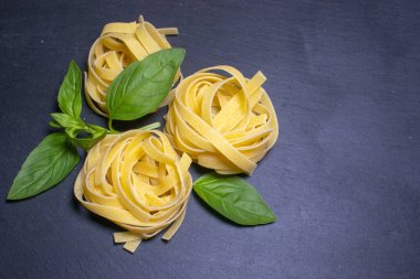 Çiğ malzemeler: kiraz domatesleri, kuru makarna fesleğenleri.