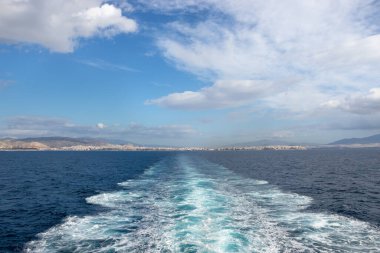 Beyaz dalgalarla okyanusta su izleri