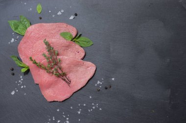 Baharatlı ve otlu kırmızı et dilimleri.