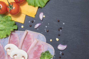 Peynirli ve mantarlı taze hamburger malzemeleri.