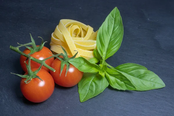 Сырье для томатной и базиликовой пасты — стоковое фото
