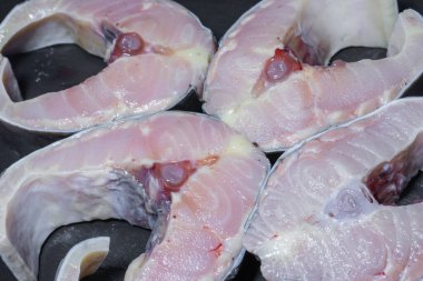 Taze çiğ balık bifteği. Limonlu lüks mersin balığı