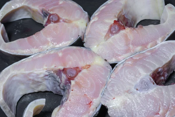 Taze çiğ balık bifteği. Limonlu lüks mersin balığı