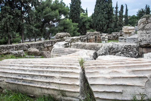 雅典的一个破碎的柱子 地面上有一个巨大的裂缝 — 图库照片