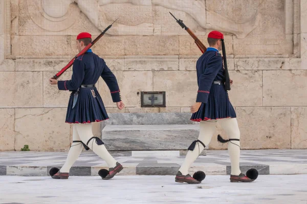 GREECE, ATHENS - 30 Kasım 2019: The Evzones veya Evzonoi Yunan Mezarlığı 'nı koruyan bir tören birimi