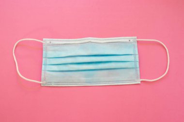 Plastik kulaklıklı cerrahi maske. Tipik 3 katlı cerrahi maske, maskeler pff2 ve pff3 covid 'e karşı.