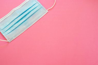 Plastik kulaklıklı cerrahi maske. Tipik 3 katlı cerrahi maske, maskeler pff2 ve pff3 covid 'e karşı.