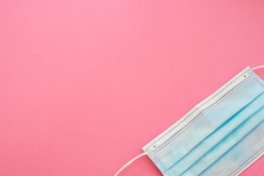 Plastik kulaklıklı cerrahi maske. Tipik 3 katlı cerrahi maske, maskeler pff2 ve pff3 covid 'e karşı.