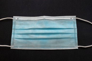 Plastik kulaklıklı cerrahi maske. Tipik 3 katlı cerrahi maske, maskeler pff2 ve pff3 covid 'e karşı.