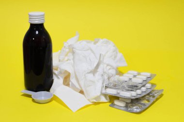 Hastalıkları tedavi etmek için bir set ev yapımı ilaç. Ağrı kesici, mendil, öksürük şurubu..