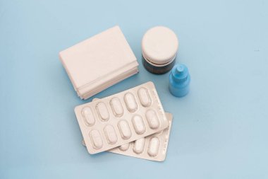 Coronavirus, covid-19 ve diğer hastalıklarla savaşmak için ilaç ve ilaç seti. Ağrı kesici, mendil, damla.