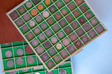 Numismatizm ahşap kutu, dünyanın her yerinden eski, nadir ve pahalı sikkelerin bir koleksiyonu, gümüş, altın, çelik, bronz.. 