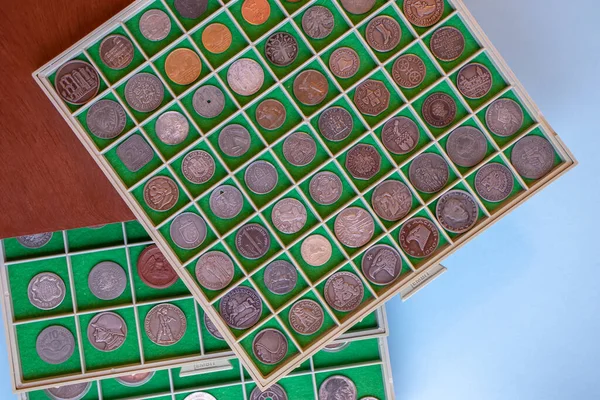 Numismatizm ahşap kutu, dünyanın her yerinden eski, nadir ve pahalı sikkelerin bir koleksiyonu, gümüş, altın, çelik, bronz.. 