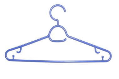 Beyaz arka planda izole edilmiş mavi plastik bir elbise askısı. Moda perakende konsepti