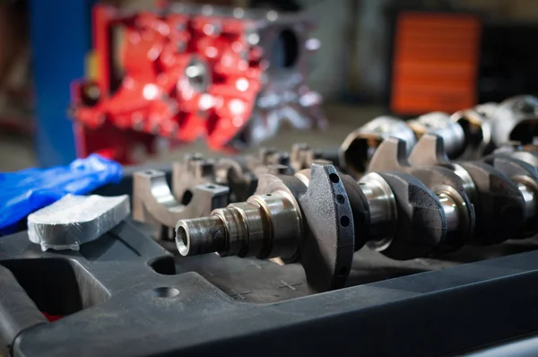 Bloque de cilindro de coche y cigüeñal en el taller. revisión del motor en un pequeño servicio — Foto de Stock