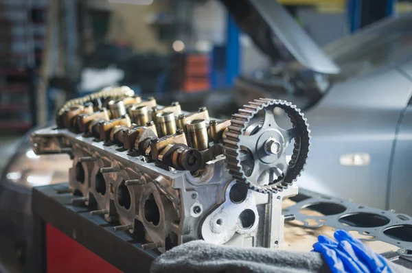 Cylinder head before installation on a car in a workshop — 스톡 사진